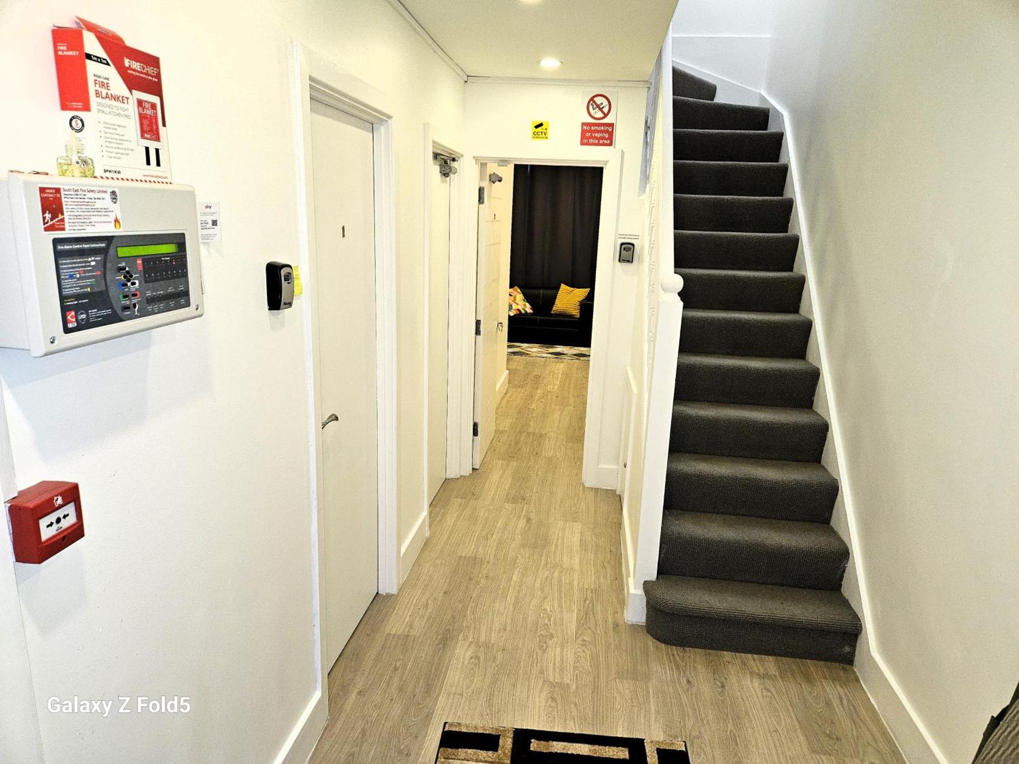 London Sleephouse Partying Is Not Allowed Pls Ngoại thất bức ảnh